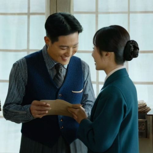 Home 17 드라마 월계수 양복점 신사들 가족과 유머 - A heartwarming scene inside the "Laurel Tree Tailors" shop, a place with a century of history. Sunli...